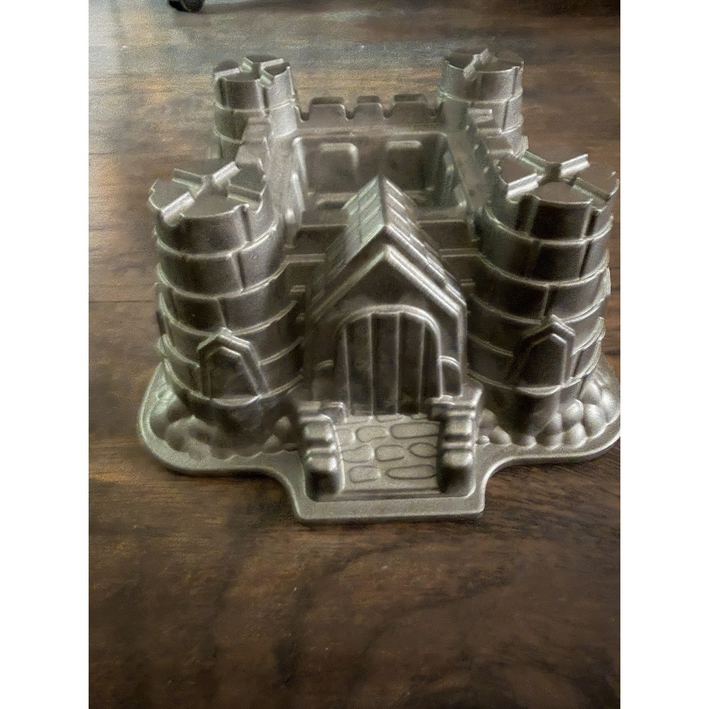 Nordic Ware Castle Bundt Cake Pan 10 cups USA
